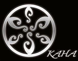 Logo von Kaha mit einem stilisierten, kreisförmigen Design in Silber auf schwarzem Hintergrund.